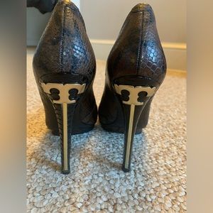 Tory Burch Jude snakeskin leather stiletto pumps, size 8.